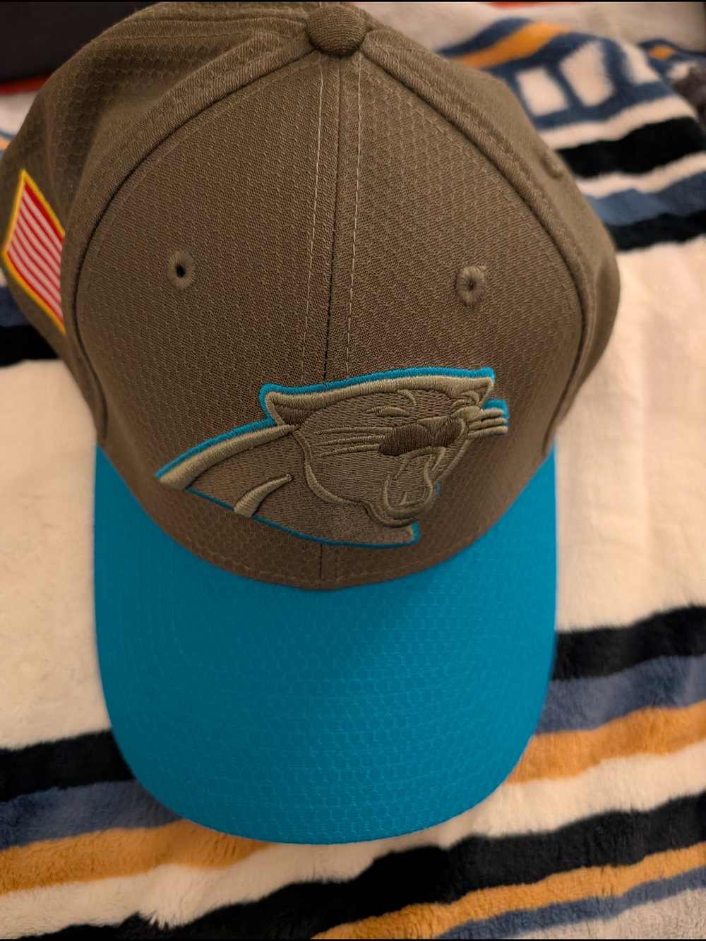 NFL New Era 39THIRTY Stretch-Fit Cap in Gray and Black